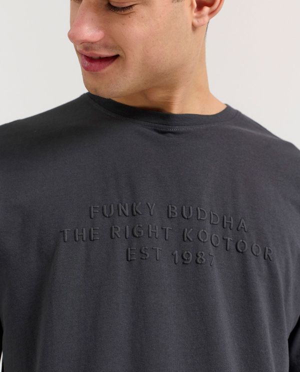 T-shirt με embossed τύπωμα στο στήθος